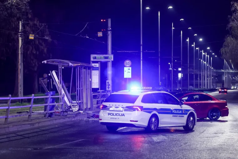 BMW razbio tramvajsku stanicu, Hitna stigla po ozlijeđene: Ovo su prizori nesreće u Zagrebu