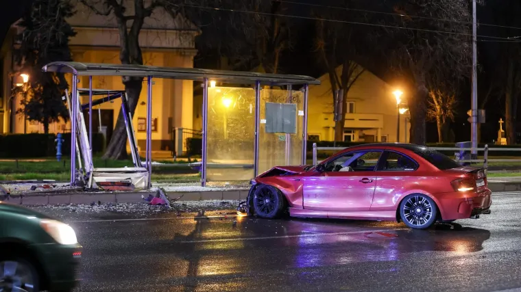 BMW razbio tramvajsku stanicu, Hitna stigla po ozlijeđene: Ovo su prizori nesreće u Zagrebu