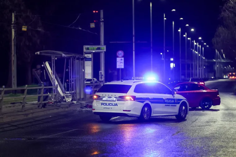 BMW razbio tramvajsku stanicu, Hitna stigla po ozlijeđene: Ovo su prizori nesreće u Zagrebu