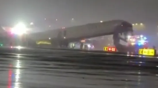 Avion udario u vozilo dok je slijetao: Kruži snimka, strahuje se da ima ozlijeđenih