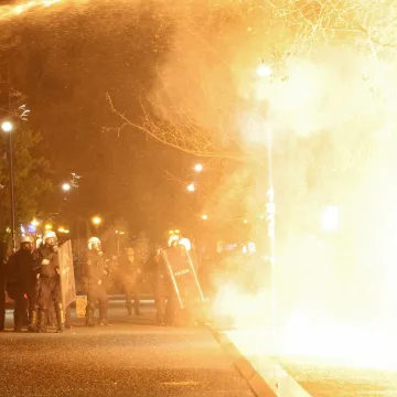 Molotovljevi kokteli i vatromet letjeli na Ured premijera: Eskalirali prosvjedi u Albaniji
