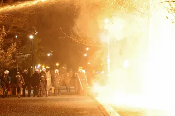 Molotovljevi kokteli i vatromet letjeli na Ured premijera: Eskalirali prosvjedi u Albaniji