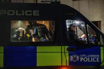 Dva premijerliga&scaron;ka igrača zavr&scaron;ila krvavih glava nakon &scaron;to su zaustavila rasistički napad