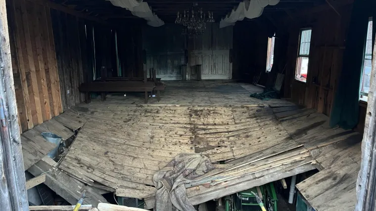 Pod se uru&scaron;io usred svadbe: 70 uzvanika propalo u podrum, neki ostali zaglavljeni u daskama