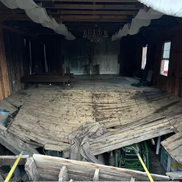 Pod se uru&scaron;io usred svadbe: 70 uzvanika propalo u podrum, neki ostali zaglavljeni u daskama