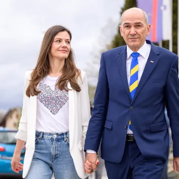 Jedina je uspjela 'smiriti' slovenskog zavodnika: Tko je 20 godina mlađa supruga Janeza Jan&scaron;e?