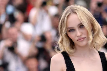 Kakva ljepotica: Kći Johnnyja Deppa postala je seks simbol i godinama je u vezi sa ženom