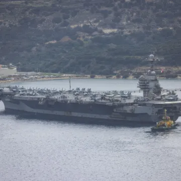 Moćni američki nosač aviona doplovio na Kretu: Prisilno je zaustavljen u bazi