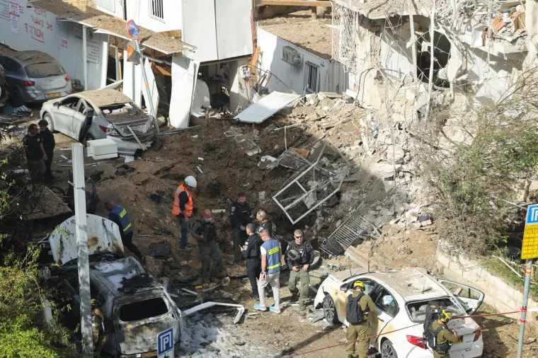 Raketa s bojevom glavom i 100 kg eksploziva pogodila Tel Aviv: Kruže snimke napada i buktinje