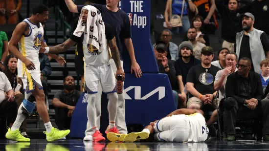 Stravična scena na NBA-u! Igrač Warriorsa iznesen na nosilima, koljeno mu izgleda užasno