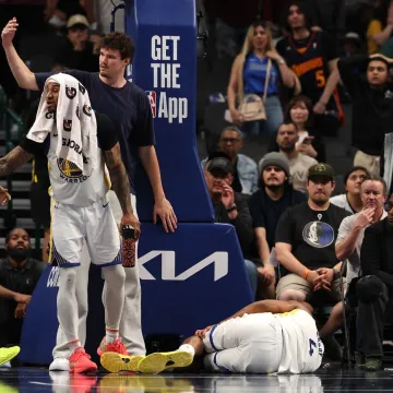 Stravična scena na NBA-u! Igrač Warriorsa iznesen na nosilima, koljeno mu izgleda užasno