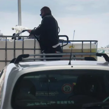 Ako bude stani-pani, on će bit' pun k'o tanker: Toči ne kanistere, nego spremnike...