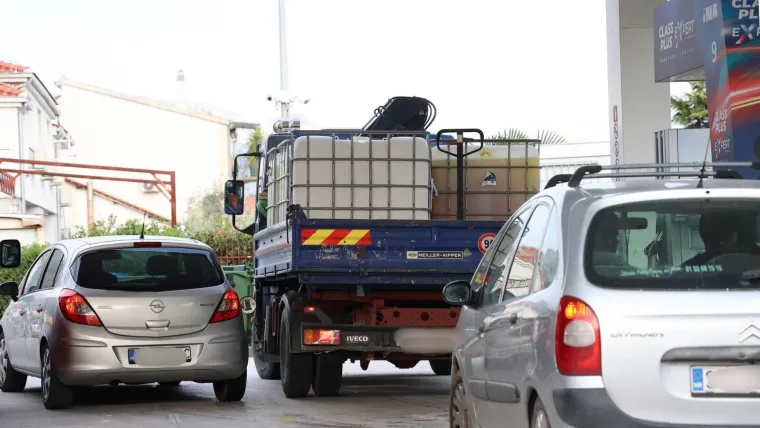 Ako bude stani-pani, on će bit' pun k'o tanker: Toči ne kanistere, nego spremnike...