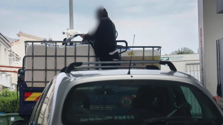 Ako bude stani-pani, on će bit' pun k'o tanker: Toči ne kanistere, nego spremnike...