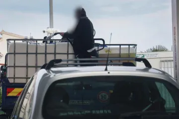 Ako bude stani-pani, on će bit' pun k'o tanker: Toči ne kanistere, nego spremnike...