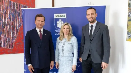 Američka veleposlanica za susret s benediktinkama odabrala neočekivanu modnu kombinaciju