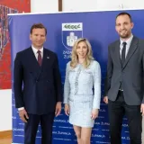 Američka veleposlanica za susret s benediktinkama odabrala neočekivanu modnu kombinaciju