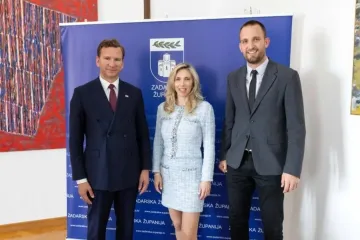 Američka veleposlanica za susret s benediktinkama odabrala neočekivanu modnu kombinaciju