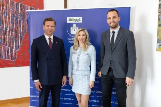 Američka veleposlanica za susret s benediktinkama odabrala neočekivanu modnu kombinaciju