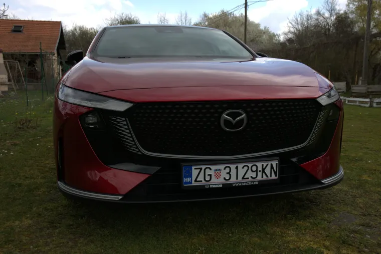 Auto na koji svi zinu: Vozili smo ljepoticu s 'tuđim' srcem i jednom velikom zagonetkom