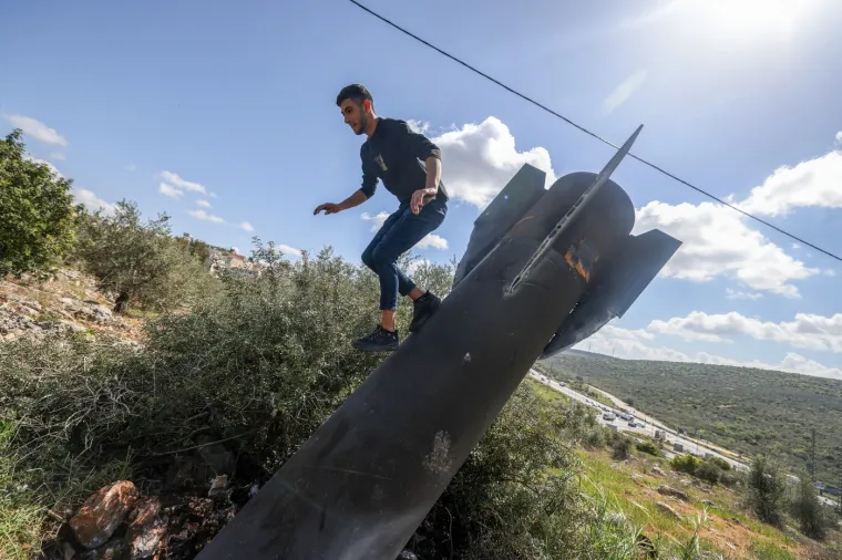 Ogroman projektil zakucao se u zemlju: Djeca se penju i snimaju viralne fotografije!