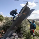 Ogroman projektil zakucao se u zemlju: Djeca se penju i snimaju viralne fotografije!