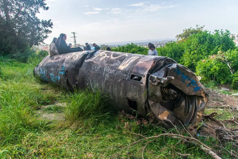 Ogroman projektil zakucao se u zemlju: Djeca se penju i snimaju viralne fotografije!