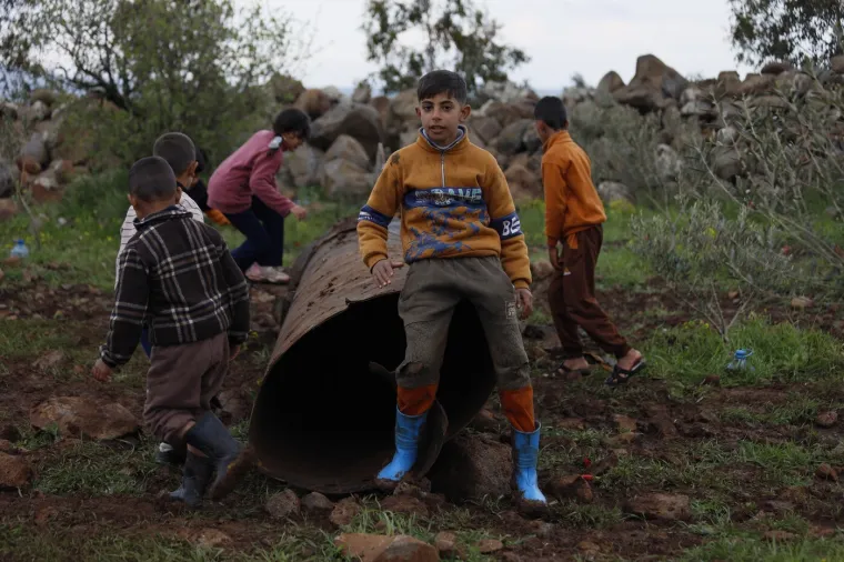 Ogroman projektil zakucao se u zemlju: Djeca se penju i snimaju viralne fotografije!