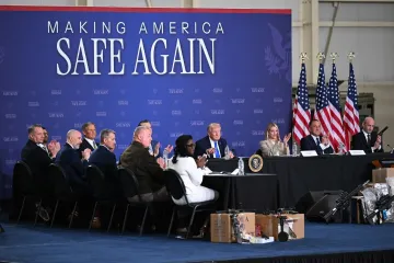 Ovako se ulizuje &scaron;efu! Trump saslu&scaron;ao jednog pa poručio drugom: 'Jel može&scaron; nadma&scaron;iti ovo?'