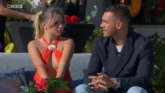 Jedna djevojka se s Karlom poljubila iza kamera?: 'Pravimo se da se to nije dogodilo'