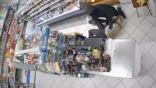 Dramatična snimka iz Mostara: Pljačka&scaron; izvadio pu&scaron;ku, ali mu je prodavačica stala na put