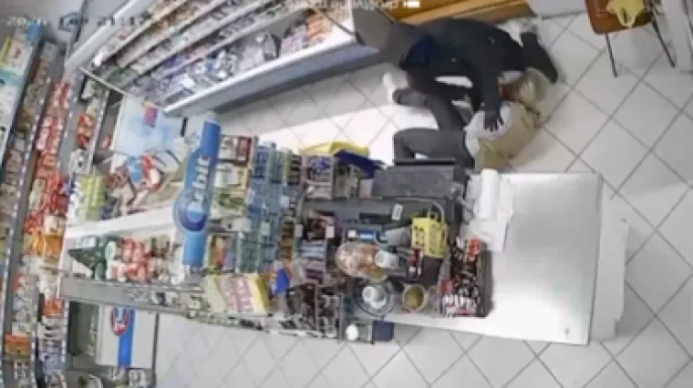 Dramatična snimka iz Mostara: Pljačka&scaron; izvadio pu&scaron;ku, ali mu je prodavačica stala na put