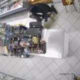 Dramatična snimka iz Mostara: Pljačka&scaron; izvadio pu&scaron;ku, ali mu je prodavačica stala na put