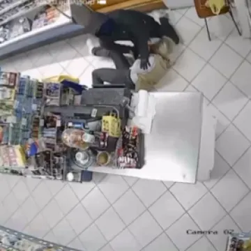 Dramatična snimka iz Mostara: Pljačka&scaron; izvadio pu&scaron;ku, ali mu je prodavačica stala na put