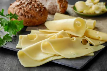 Internet bruji o ovoj metodi rezanja sira: Izazvao je pravu pomutnju, a evo za&scaron;to