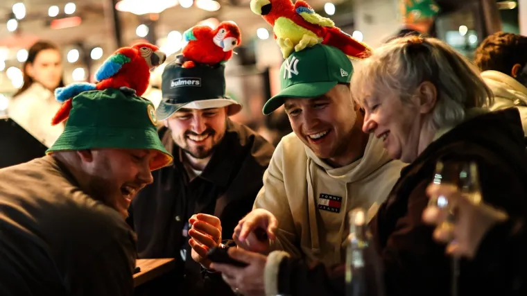 Stiglo je &scaron;est tisuća navijača u zelenom: Većina nema ulaznicu, a svi imaju papagaja, evo za&scaron;to