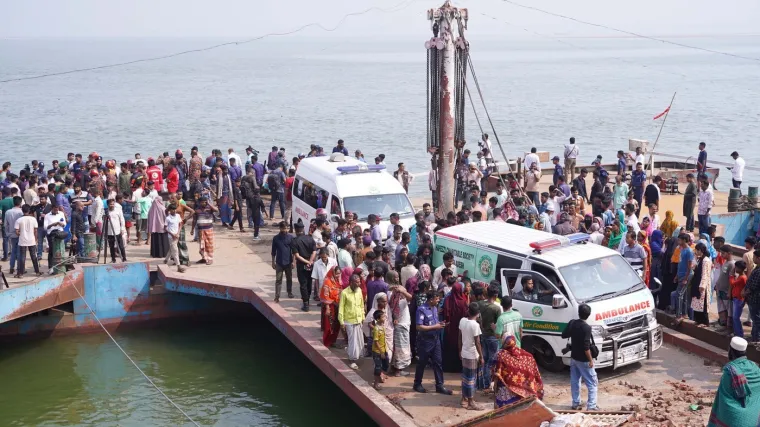 Autobus se strovalio u rijeku tijekom ukrcaja na trajekt, poginulo najmanje 24 ljudi