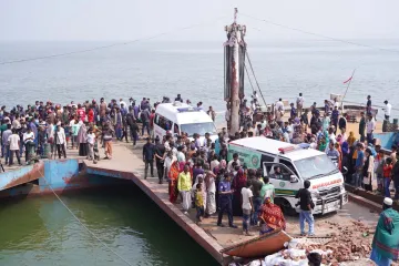 Autobus se strovalio u rijeku tijekom ukrcaja na trajekt, poginulo najmanje 24 ljudi