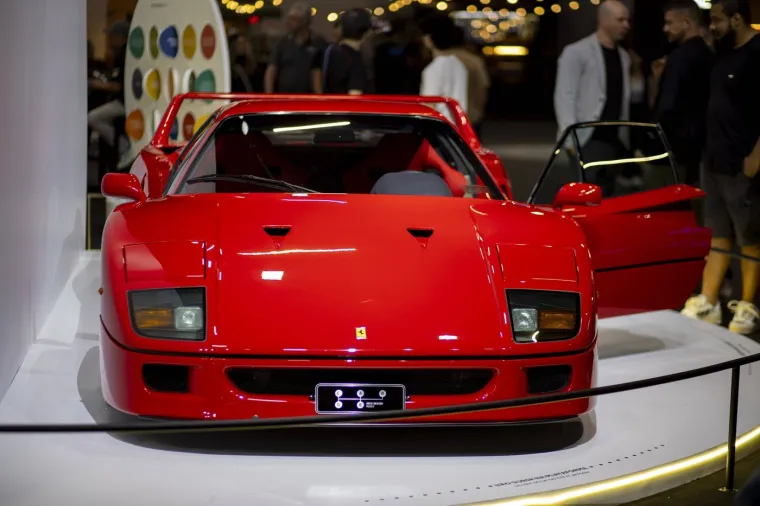 Svi su gledali u Hamiltona i njegov Ferrari vrijedan vi&scaron;e od 4 milijuna dolara