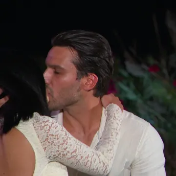 Pao strastveni poljubac između Petra i Anastasije! 'Osjetio sam kao da je vrijeme stalo. Uživao sam'