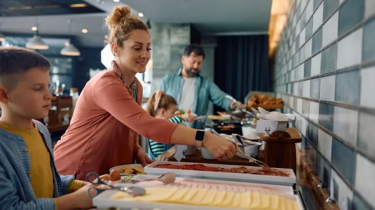 Mama podijelila trik s hranom u hotelu kojim &scaron;tedi novac, doživjela kritike: 'To je sramotno'