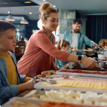 Mama podijelila trik s hranom u hotelu kojim &scaron;tedi novac, doživjela kritike: 'To je sramotno'