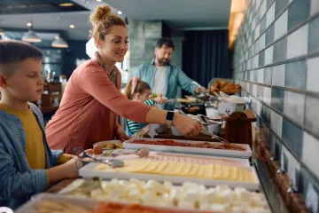 Mama podijelila trik s hranom u hotelu kojim &scaron;tedi novac, doživjela kritike: 'To je sramotno'