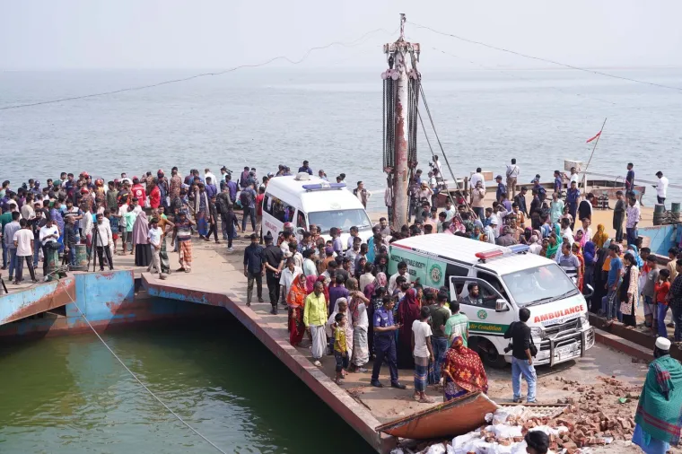 Snimljen trenutak užasa: Autobus se survao u rijeku i potonuo, pronađeno 25 tijela