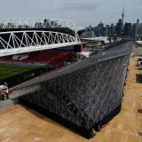 Bože dragi! Je li moguće da će tu igrati Hrvatska? Teren se ne vidi, a tribine su opasne po život