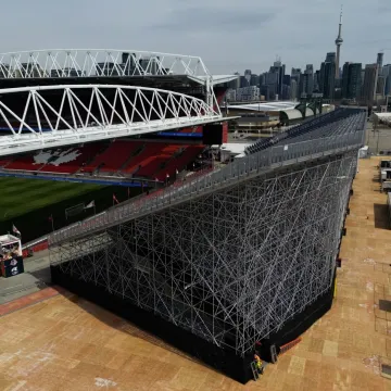 Bože dragi! Je li moguće da će tu igrati Hrvatska? Teren se ne vidi, a tribine su opasne po život