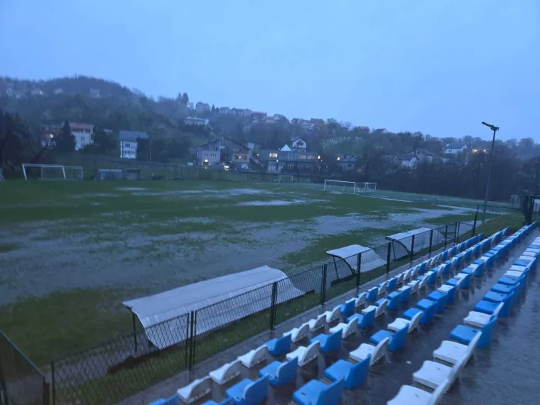 Stabla padala na ceste i aute, vlak izletio kod Bjelovara: Vjetar radi kaos po Hrvatskoj