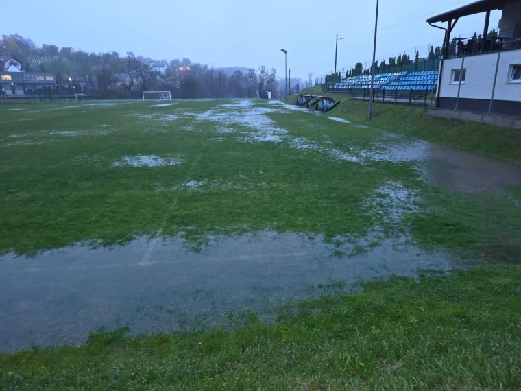 Stabla padala na ceste i aute, vlak izletio kod Bjelovara: Vjetar radi kaos po Hrvatskoj