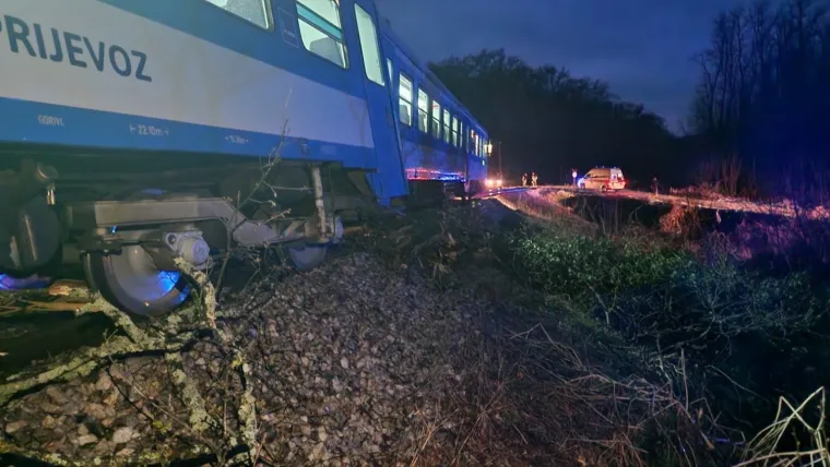Stabla padala na ceste i aute, vlak izletio kod Bjelovara: Vjetar radi kaos po Hrvatskoj