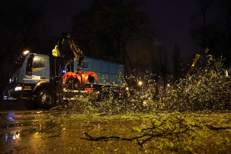 Stabla padala na ceste i aute, vlak izletio kod Bjelovara: Vjetar radi kaos po Hrvatskoj